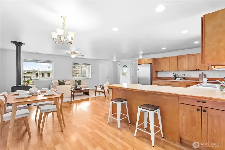 Nice eat-in peninsula & even more storage on backside