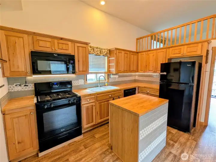 Full kitchen with full sized appliances