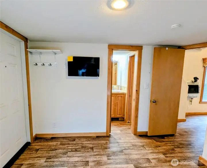 Small mounted TV does stay