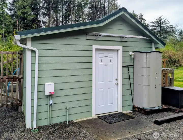 Second outdoor bathroom/laundry room