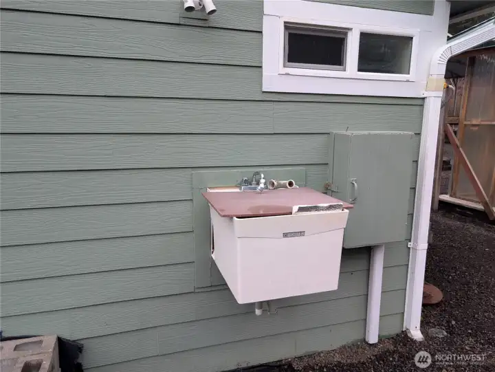 Outdoor sink for gardening or cleaning clams/fish