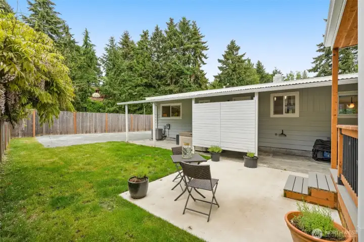 covered patio out back with Hottub