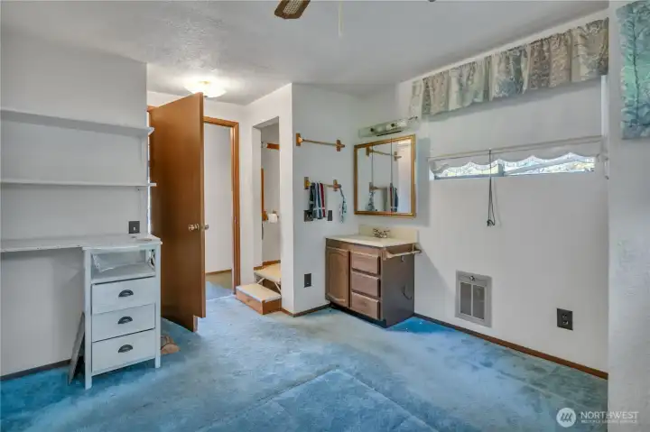 Upper bedroom vanity and closet