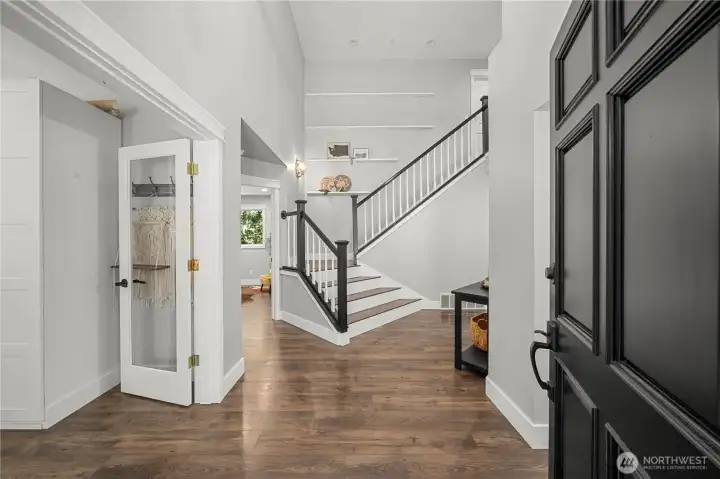 Inviting entry with vaulted ceilings and gorgeous hardwood floors. Inviting entry with vaulted ceilings and gorgeous hardwood floors.