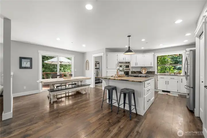 Spacious Kitchen and Beautiful hardwood floors throughout. Spacious Kitchen and Beautiful hardwood floors throughout.