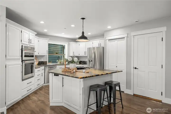 Abundant cabinetry and Granite countertops Abundant cabinetry and Granite countertops