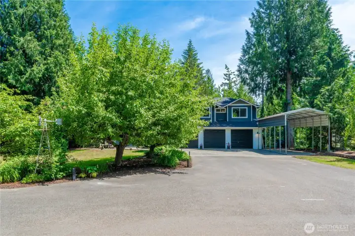 Massive driveway for additional parking, and a carport for RV/Boat parking complete with RV hook-ups. Massive driveway for additional parking, and a carport for RV/Boat parking complete with RV hook-ups.
