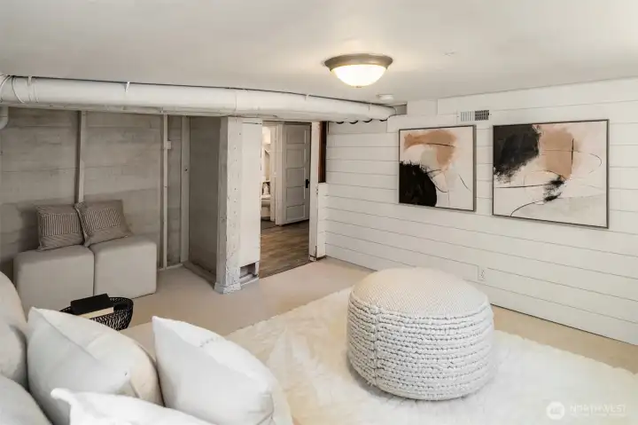 Lower-level bonus room. Lower-level bonus room.