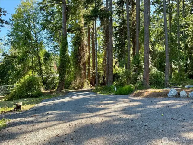 30' wide easement driveway over neighbor's parcel leads to lot.