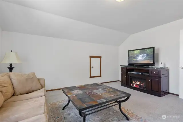 UPSTAIRS-large 3rd bedroom flex area