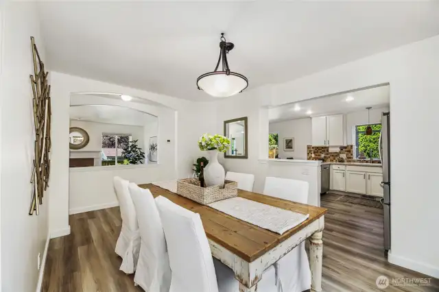 Large dining room perfect for holiday dinners!