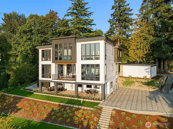 Walls of glass – Expansive windows and tiered outdoor living spaces blur the line between indoors and out.