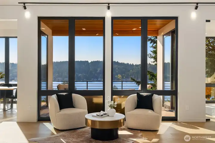 Framed perfection – Quiet moments, coffee in hand, with the lake as your backdrop.