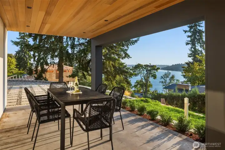 Alfresco dining – Host meals with sweeping lake views as your backdrop.