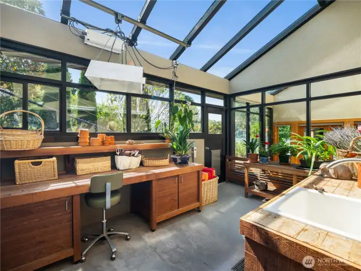 Sunlight and storage combine in the greenhouse - perfect for plants, hobbies or a quiet retreat. Climate controlled with humidifier.