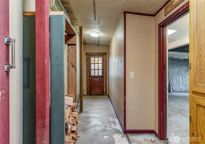 Covered breezeway w/ door to fenced backyard.
