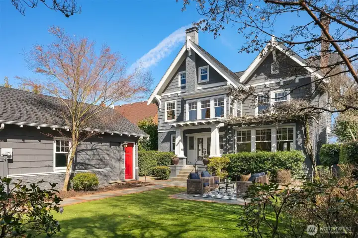 Ideally located Charles Haynes Craftsman with sparkling lake, mountain and skyline views. Ideally located Charles Haynes Craftsman with sparkling lake, mountain and skyline views.