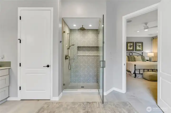 New shower tiles, frameless door and Hans Grohe shower heads (including a rain shower head) installed in 2022.