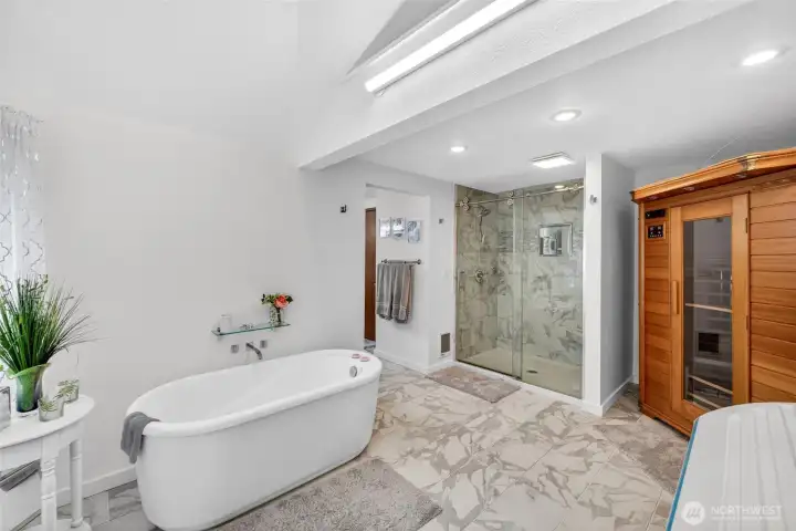 Bathtub, walk in shower and sauna to unwind after a long day