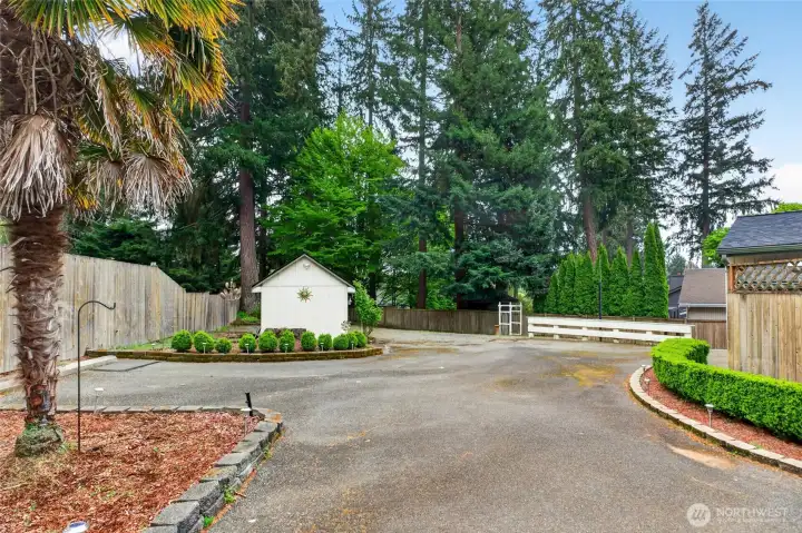 Long driveway for all your friends and family