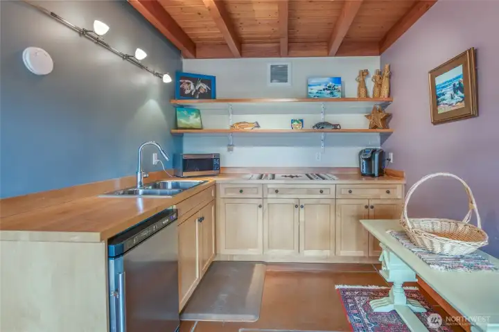 Studio kitchenette.