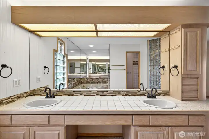 Dual vanities