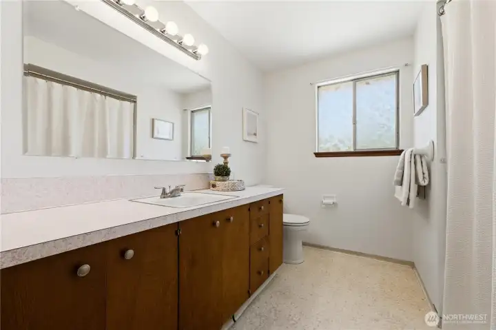 The full hall bathroom serves the main floor bedrooms. The full hall bathroom serves the main floor bedrooms.