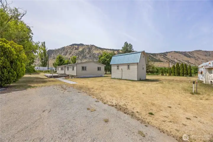 25 Buckingham Alley: 1984 27X60 Fleetwood Manufactured Home with storage outbuilding