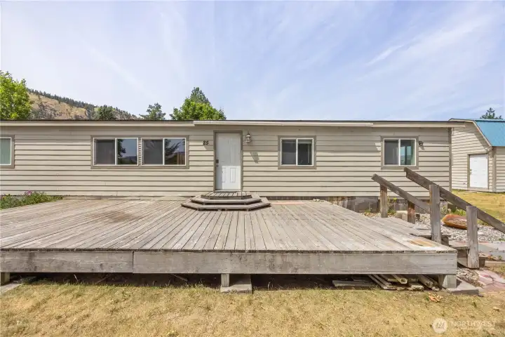 25 Buckingham Alley: 1984 27X60 Fleetwood Manufactured Home with storage outbuilding