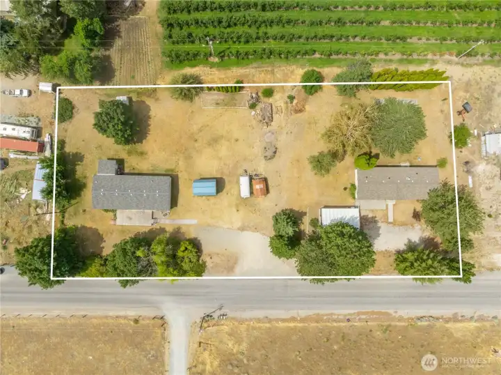 property lines are approximate. 27 Buckingham Alley on right, 25 Buckingham Alley on the left