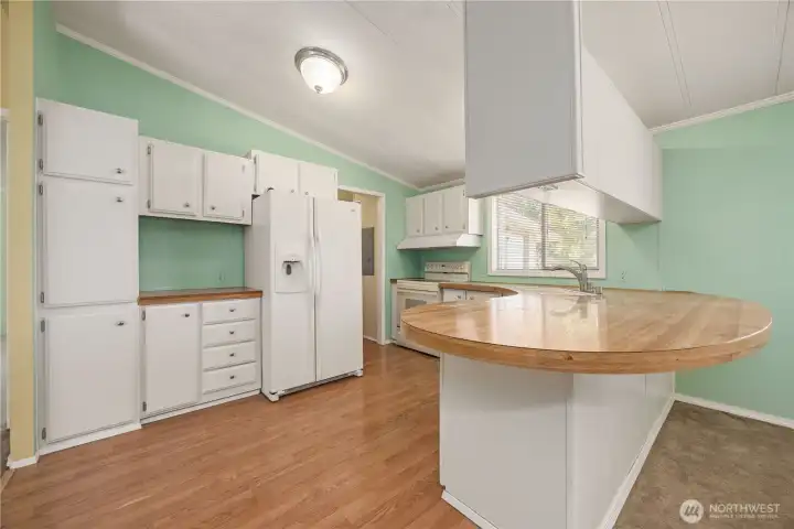 25 Buckingham Alley: Kitchen with eating space