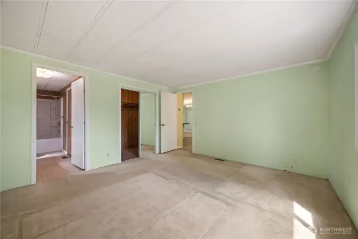 25 Buckingham Alley: Primary Bedroom with walk-in closet and full bath