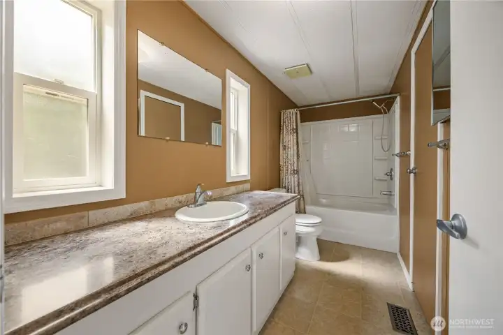 25 Buckingham Alley: Primary Bath