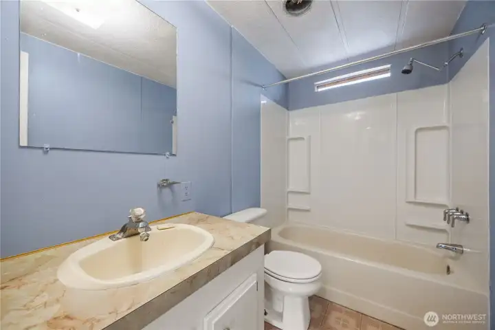 25 Buckingham Alley: Full Bath
