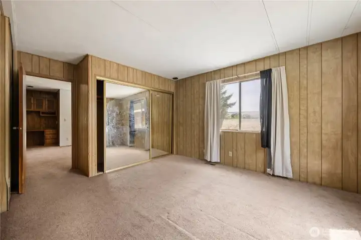 27 Buckingham Alley: Primary Bedroom