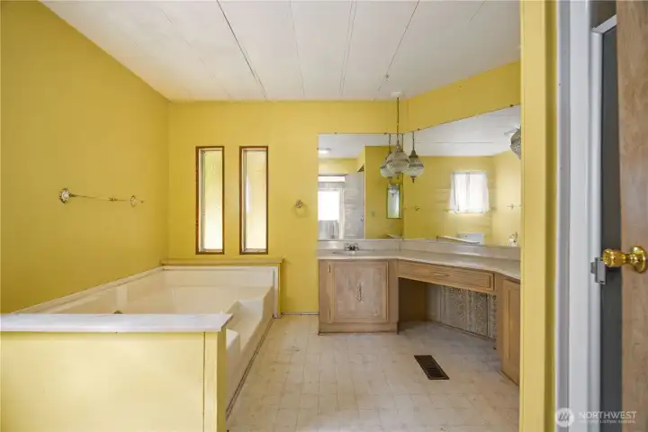 27 Buckingham Alley Primary Full Bath