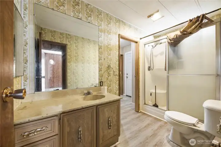 27 Buckingham Alley: 3/4 Bath