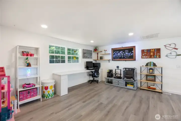 Bonus Room/ Family Room Bonus Room/ Family Room