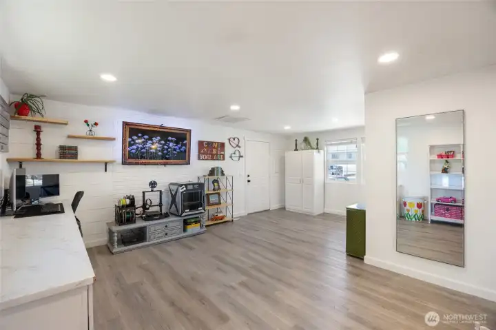 Bonus Room/ Family Room Bonus Room/ Family Room