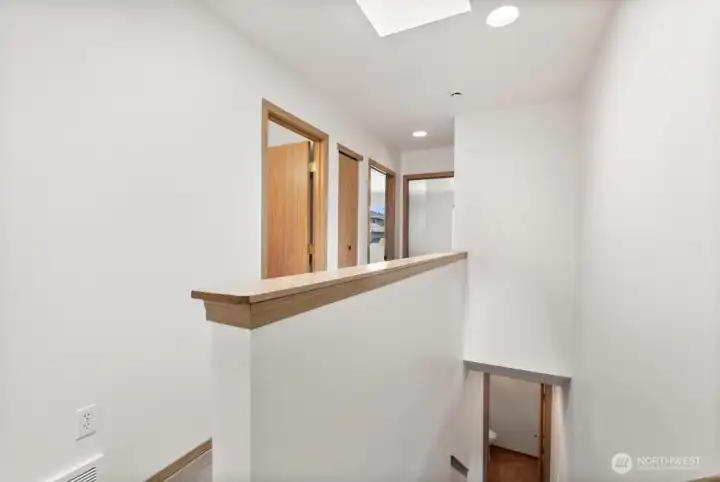 upper landing, hallway to bedrooms