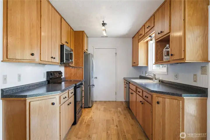 Kitchen w/ Oak Cabinets