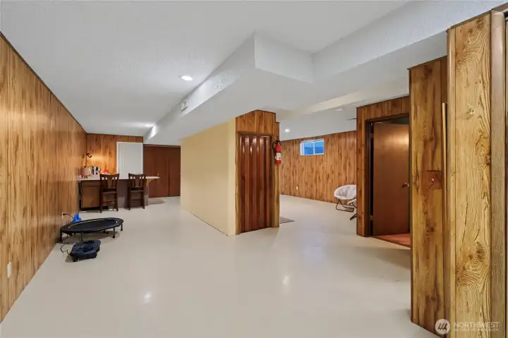 Bar with lots of open space Possibilities, easy to add another bedroom