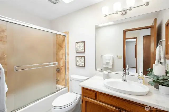 Full hallway bathroom conveniently located on the main level