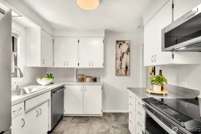 See the pass-through to the dining room behind the 3 jars on the kitchen counter.