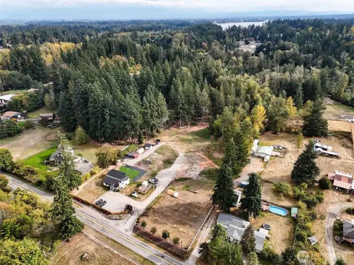 Five minutes to Lake Tapps park and it's boat launch.