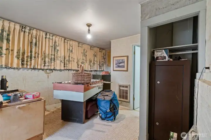 Main floor Bedroom or office w/half bath