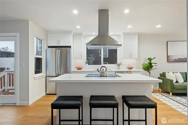 Breakfast bar on the island.