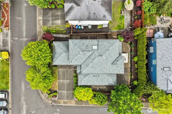 New roof in 2022 with transferable warranty to the new buyer
