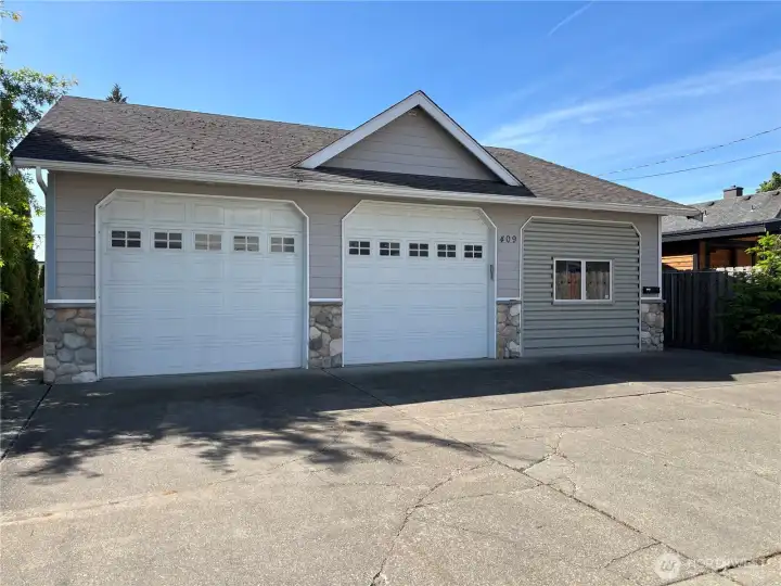 40 X 36 foot heated commercial shop with bathroom located on Main Street. Plenty of parking for customers.
