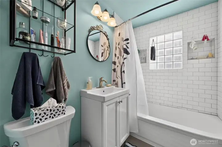 Main level full bath